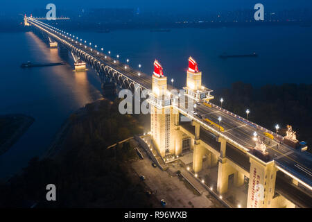 Nanjing, Nanjing, Chine. 18Th Oct, 2018. Nanjing, Chine-l'Nanjing Yangtze River Bridge est un double-pont route-rail truss bridge sur la rivière Yangtze entre Dali et Pukou à Nanjing, à l'est ChinaÃ¢â€ Province de Jiangsu. Crédit : SIPA Asie/ZUMA/Alamy Fil Live News Banque D'Images