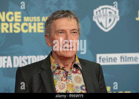 Manger, Deutschland. Dec 18, 2018. Rudolf Kowalski, acteur, sur le tapis rouge, Tapis Rouge Show, film premiere 'Le garçon doit aller à l'air frais", 18.12.2018, dans la Lichtburg à Essen, l'utilisation de crédit dans le monde entier | : dpa/Alamy Live News Banque D'Images