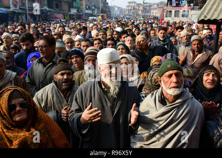 19 décembre 2018 - Les musulmans du Cachemire prier dans le sanctuaire de saint Soufi Syed Abdul Qadir Jeelani à Srinagar, au Cachemire indien, le 19 décembre 2018. Des milliers de fidèles prières offertes au sanctuaire pour marquer la commémoration annuelle du saint soufi (crédit Image : © Muzamil Mattoo/IMAGESLIVE via Zuma sur le fil) Banque D'Images