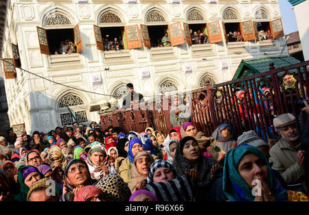 19 décembre 2018 - Les musulmans du Cachemire prier dans le sanctuaire de saint Soufi Syed Abdul Qadir Jeelani à Srinagar, au Cachemire indien, le 19 décembre 2018. Des milliers de fidèles prières offertes au sanctuaire pour marquer la commémoration annuelle du saint soufi (crédit Image : © Muzamil Mattoo/IMAGESLIVE via Zuma sur le fil) Banque D'Images