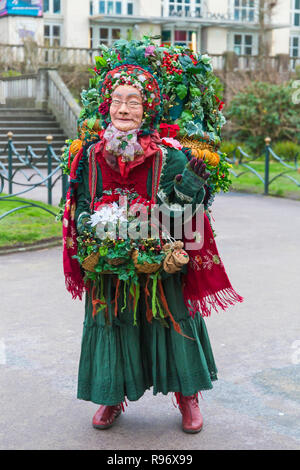 Bournemouth, Dorset, UK. 20 décembre 2018. L'ancienne marionnette Hiver 'wayfarer' Rose ornée de fleurs et feuillages de fête, de houx, de lierre et de gui symbolisant les célébrations de Noël traditionnel ancien, ne d'un bain de foule à travers Jardins de Bournemouth en interaction avec le public. Le costume a un paysage sonore de mélodies de boîte à musique de style victorien et des arômes délicats d'épices et de parfums. Credit : Carolyn Jenkins/Alamy Live News Banque D'Images