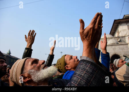 Srinagar, au Cachemire. 20 décembre 2018. Les musulmans du Cachemire prier dans le sanctuaire de saint Soufi Syed Abdul Qadir Jeelani à Srinagar, au Cachemire indien, le 19 décembre 2018. Dec 19, 2018. Des milliers de fidèles prières offertes au sanctuaire pour marquer la commémoration annuelle du saint Soufi Crédit : Muzamil Mattoo/IMAGESLIVE/ZUMA/Alamy Fil Live News Banque D'Images