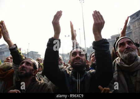 Srinagar, au Cachemire. 20 décembre 2018. Les musulmans du Cachemire prier dans le sanctuaire de saint Soufi Syed Abdul Qadir Jeelani à Srinagar, au Cachemire indien, le 19 décembre 2018. Dec 19, 2018. Des milliers de fidèles prières offertes au sanctuaire pour marquer la commémoration annuelle du saint Soufi Crédit : Muzamil Mattoo/IMAGESLIVE/ZUMA/Alamy Fil Live News Banque D'Images