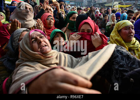 Srinagar, au Cachemire. 20 décembre 2018. Les musulmans du Cachemire prier dans le sanctuaire de saint Soufi Syed Abdul Qadir Jeelani à Srinagar, au Cachemire indien, le 19 décembre 2018. Dec 19, 2018. Des milliers de fidèles prières offertes au sanctuaire pour marquer la commémoration annuelle du saint Soufi Crédit : Muzamil Mattoo/IMAGESLIVE/ZUMA/Alamy Fil Live News Banque D'Images