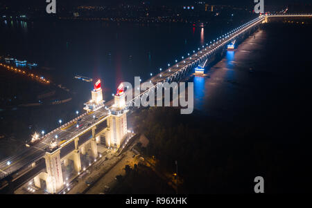 Nanjing, Chine. 18Th Oct, 2018. Le Shanghai Yangtze River Bridge est un double-pont route-rail truss bridge sur la rivière Yangtze entre Dali et Pukou à Nanjing, Jiangsu Province de Chine orientale. Crédit : SIPA Asie/ZUMA/Alamy Fil Live News Banque D'Images