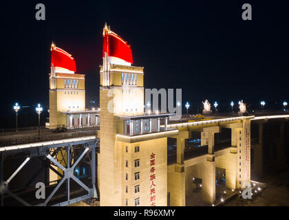 Nanjing, Chine. 18Th Oct, 2018. Le Shanghai Yangtze River Bridge est un double-pont route-rail truss bridge sur la rivière Yangtze entre Dali et Pukou à Nanjing, Jiangsu Province de Chine orientale. Crédit : SIPA Asie/ZUMA/Alamy Fil Live News Banque D'Images