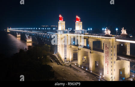 Nanjing, Chine. 18Th Oct, 2018. Le Shanghai Yangtze River Bridge est un double-pont route-rail truss bridge sur la rivière Yangtze entre Dali et Pukou à Nanjing, à l'est ChinaÃ¢â€ Province de Jiangsu. Crédit : SIPA Asie/ZUMA/Alamy Fil Live News Banque D'Images