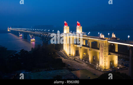 Nanjing, Chine. 18Th Oct, 2018. Le Shanghai Yangtze River Bridge est un double-pont route-rail truss bridge sur la rivière Yangtze entre Dali et Pukou à Nanjing, à l'est ChinaÃ¢â€ Province de Jiangsu. Crédit : SIPA Asie/ZUMA/Alamy Fil Live News Banque D'Images