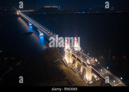 Nanjing, Chine. 18Th Oct, 2018. Le Shanghai Yangtze River Bridge est un double-pont route-rail truss bridge sur la rivière Yangtze entre Dali et Pukou à Nanjing, à l'est ChinaÃ¢â€ Province de Jiangsu. Crédit : SIPA Asie/ZUMA/Alamy Fil Live News Banque D'Images