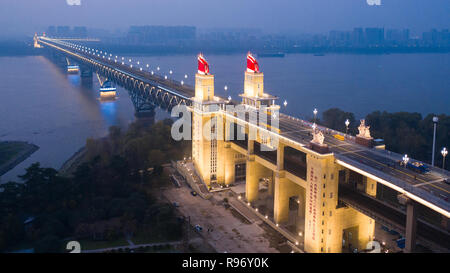 Nanjing, Chine. 18Th Oct, 2018. Le Shanghai Yangtze River Bridge est un double-pont route-rail truss bridge sur la rivière Yangtze entre Dali et Pukou à Nanjing, à l'est ChinaÃ¢â€ Province de Jiangsu. Crédit : SIPA Asie/ZUMA/Alamy Fil Live News Banque D'Images