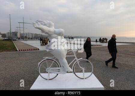 Thessaloniki, Grèce, 20'e en décembre 2018. Les gens vont passer par des statues de l'artiste chinois Xu Hongfei dans le nord de la ville portuaire grecque de Thessalonique. Quinze statues faites par Xu Hongfei sont exposées au front de mer de Thessalonique entre le 17 décembre et le 24 décembre 2018, dans le cadre de l'exposition de sculptures dans le monde de l'artiste, qui commence à Thessalonique. Crédit photo : Orhan Tsolak / Alamy Live News Banque D'Images