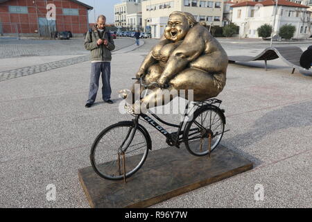 Thessaloniki, Grèce, 20'e en décembre 2018. Un homme se tient à côté d'une statue de l'artiste chinois Xu Hongfei dans le nord de la ville portuaire grecque de Thessalonique. Quinze statues faites par Xu Hongfei sont exposées au front de mer de Thessalonique entre le 17 décembre et le 24 décembre 2018, dans le cadre de l'exposition de sculptures dans le monde de l'artiste, qui commence à Thessalonique. Crédit photo : Orhan Tsolak / Alamy Live News Banque D'Images