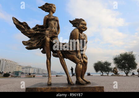 Thessaloniki, Grèce, 20'e en décembre 2018. Les gens à pied par et s'asseoir à côté de statues de l'artiste chinois Xu Hongfei dans le nord de la ville portuaire grecque de Thessalonique. Quinze statues faites par Xu Hongfei sont exposées au front de mer de Thessalonique entre le 17 décembre et le 24 décembre 2018, dans le cadre de l'exposition de sculptures dans le monde de l'artiste, qui commence à Thessalonique. Crédit photo : Orhan Tsolak / Alamy Live News Banque D'Images