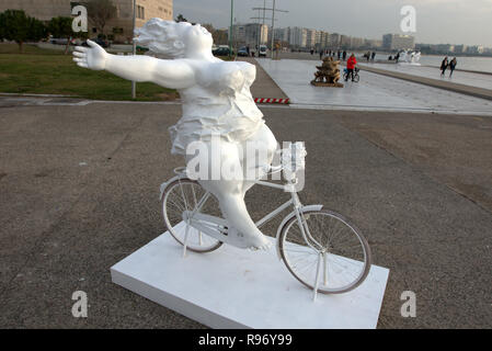 Thessaloniki, Grèce, 20'e en décembre 2018. Les gens vont passer par des statues de l'artiste chinois Xu Hongfei dans le nord de la ville portuaire grecque de Thessalonique. Quinze statues faites par Xu Hongfei sont exposées au front de mer de Thessalonique entre le 17 décembre et le 24 décembre 2018, dans le cadre de l'exposition de sculptures dans le monde de l'artiste, qui commence à Thessalonique. Crédit photo : Orhan Tsolak / Alamy Live News Banque D'Images