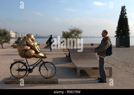 Thessaloniki, Grèce, 20'e en décembre 2018. Un homme prend une photo d'une statue de l'artiste chinois Xu Hongfei dans le nord de la ville portuaire grecque de Thessalonique. Quinze statues faites par Xu Hongfei sont exposées au front de mer de Thessalonique entre le 17 décembre et le 24 décembre 2018, dans le cadre de l'exposition de sculptures dans le monde de l'artiste, qui commence à Thessalonique. Crédit photo : Orhan Tsolak / Alamy Live News Banque D'Images