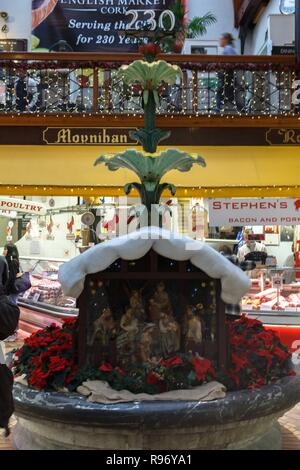 Cork, Irlande, 20 Décembre, 2018. La ville de Cork. La crèche dans le marché anglais. Aujourd'hui vu la ville de Cork remplissez avec les consommateurs dans les derniers jours avant Noël. Cafés et Resutraunts ont été pourvus. D'attente d'acheteurs d'affaires à l'extérieur comme les coiffeurs et salons de coiffure, et les rues étaient remplies d'un sentiment de fête, comme de nombreux groupes ont été scatttered carol dans toute la ville. Credit : Damian Coleman/Alamy Live News. Banque D'Images