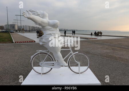 Thessaloniki, Grèce, 20'e en décembre 2018. Les gens vont passer par des statues de l'artiste chinois Xu Hongfei dans le nord de la ville portuaire grecque de Thessalonique. Quinze statues faites par Xu Hongfei sont exposées au front de mer de Thessalonique entre le 17 décembre et le 24 décembre 2018, dans le cadre de l'exposition de sculptures dans le monde de l'artiste, qui commence à Thessalonique. Crédit photo : Orhan Tsolak / Alamy Live News Banque D'Images