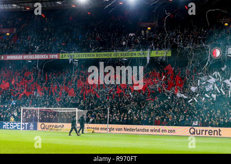 ROTTERDAM , Pays-Bas , 20-12-2018 , stade De Kuip, Football , Saison 2018/2019 , Toto néerlandaise KNVB Beker , Feyenoord - FC Utrecht , drapeaux , Fireworks et fans sur les stands avant le match Feyenoord - Utrecht . Banque D'Images