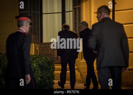 20 décembre 2018 - Barcelone, Catalogne, Espagne - président régional catalan Quim TORRA (centre) se dirige vers le Palau de Pedralbes building instants avant de tenir une réunion avec le Premier Ministre espagnol Pedro Sanchez. Le gouvernement espagnol et le gouvernement Catalan a décidé de tenir une réunion conjointe à Barcelone au milieu de la situation de crise en raison de l'indépendance les aspirations de la région Catalane (crédit Image : © Jordi Boixareu/Zuma sur le fil) Banque D'Images