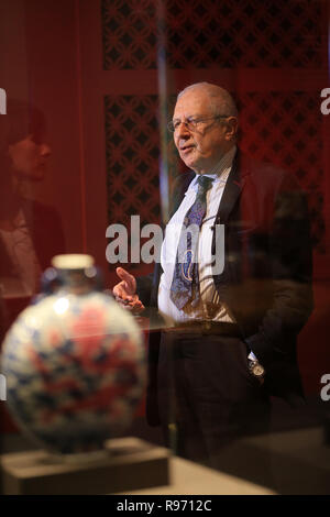 Athènes, Musée du Palais de Pékin. Feb 14, 2019. Le président du Musée de l'Acropole Dimitrios Pandermalis visite l'exposition "De la Cité Interdite : les appartements impériaux de Qianlong" au Musée de l'Acropole à Athènes, Grèce, le 20 Déc., 2018. L'exposition, qui se compose de 154 œuvres d'art exquis, robes de cérémonie, des meubles et objets de musée du palais de Beijing, durera jusqu'au 14 février 2019. Credit : Marios Lolos/Xinhua/Alamy Live News Banque D'Images