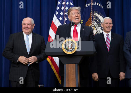 Le président américain, Donald Trump, prononce une allocution, flanqué par le Vice-président américain Mike Pence, droit, et secrétaire de l'Agriculture Sonny Perdue, à gauche, avant de signer le projet de loi sur l'agriculture dans la loi à la Maison Blanche à Washington, DC Le 20 décembre 2018. Crédit : Alex Edelman/CNP /MediaPunch Banque D'Images