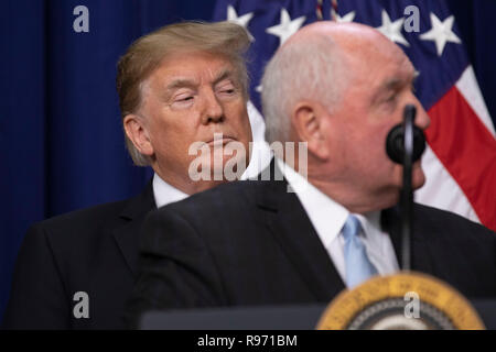 Washington, États-Unis d'Amérique. 18Th Oct, 2018. Le président américain, Donald Trump a l'air sur le poste de secrétaire de l'Agriculture Sonny Perdue prononce une allocution devant des signes d'atout le Farm Bill dans la loi à la Maison Blanche à Washington, DC Le 20 décembre 2018. Crédit : Alex Edelman/CNP Crédit dans le monde entier | conditions : dpa/Alamy Live News Banque D'Images