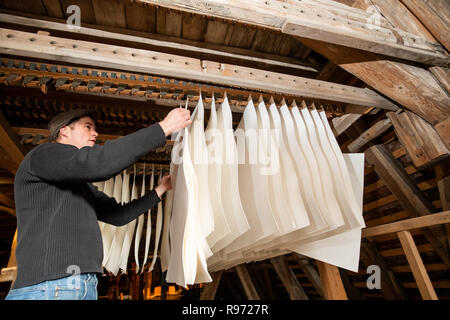 Homburg, Allemagne. Dec 11, 2018. Blocages de papier pour sécher dans le bâtiment voisin de l'atelier de l'usine de papier historique l'usine dans le district de Triefenstein Homburg est l'un des derniers moulins à papier historique en Allemagne. Ensemble avec les autres 20 ou pour les usines de papier historique en Europe, il pourrait être déclaré site du patrimoine mondial. Crédit : Daniel Karmann/dpa/Alamy Live News Banque D'Images