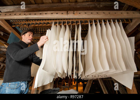 Homburg, Allemagne. Dec 11, 2018. Blocages de papier pour sécher dans le bâtiment voisin de l'atelier de l'usine de papier historique l'usine dans le district de Triefenstein Homburg est l'un des derniers moulins à papier historique en Allemagne. Ensemble avec les autres 20 ou pour les usines de papier historique en Europe, il pourrait être déclaré site du patrimoine mondial. Crédit : Daniel Karmann/dpa/Alamy Live News Banque D'Images