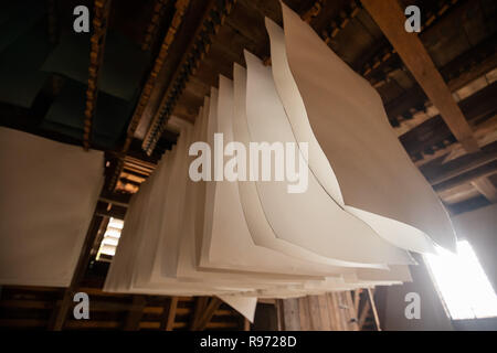 Homburg, Allemagne. Dec 11, 2018. Blocages de papier pour sécher dans le bâtiment voisin de l'atelier de l'usine de papier historique l'usine dans le district de Triefenstein Homburg est l'un des derniers moulins à papier historique en Allemagne. Ensemble avec les autres 20 ou pour les usines de papier historique en Europe, il pourrait être déclaré site du patrimoine mondial. Crédit : Daniel Karmann/dpa/Alamy Live News Banque D'Images