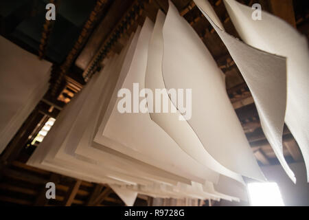 Homburg, Allemagne. Dec 11, 2018. Blocages de papier pour sécher dans le bâtiment voisin de l'atelier de l'usine de papier historique l'usine dans le district de Triefenstein Homburg est l'un des derniers moulins à papier historique en Allemagne. Ensemble avec les autres 20 ou pour les usines de papier historique en Europe, il pourrait être déclaré site du patrimoine mondial. Crédit : Daniel Karmann/dpa/Alamy Live News Banque D'Images