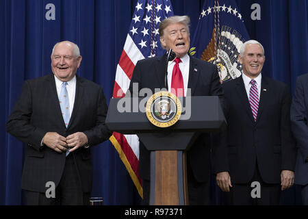 Washington, District de Columbia, Etats-Unis. 18Th Oct, 2018. Le président américain, Donald Trump, prononce une allocution, flanqué par le Vice-président américain Mike Pence, droit, et secrétaire de l'Agriculture Sonny Perdue, à gauche, avant de signer le projet de loi sur l'agriculture dans la loi à la Maison Blanche. Crédit : Alex Edelman/CNP/ZUMA/Alamy Fil Live News Banque D'Images