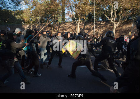 21 Décembre, 2018 de Barcelone. Militants Catalan en faveur de l'indépendance protester devant le bâtiment de la 'Llotja de Mar' à Barcelone, où le conseil des ministres s'est réuni d'une manière extraordinaire. La réunion du Conseil des ministres aura lieu en Catalogne un an seulement après les élections régionales convoquées par le gouvernement précédent en vertu de l'article 155 de la Constitution. Charlie Perez/Alamy Live News Banque D'Images