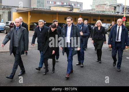 Stonava, République tchèque. Dec 21, 2018. Le Premier ministre polonais, Mateusz Morawiecki (centre) visite le CSM Dul mine de charbon en Stonava, près de Karvina, en République tchèque, le 21 décembre 2018, matin après l'explosion de méthane dans la mine. L'explosion de la mine le 20 décembre 2018, a déjà coûté la vie de 13 mineurs polonais, pour la plupart. Crédit : Vladimir/Prycek CTK Photo/Alamy Live News Banque D'Images