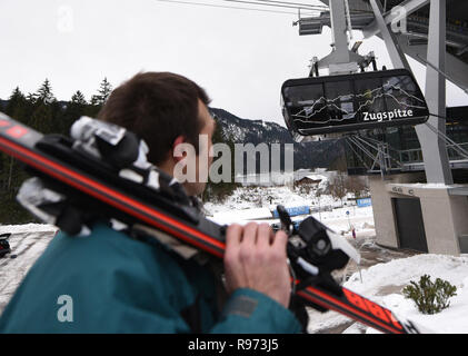 Grainau, Allemagne. Dec 21, 2018. Un skieur Zugspitzbahn observe l, qui a été mis en service de la station dans la vallée en direction du sommet. Au cours d'un exercice de routine à l'automne, un panier de récupération avait sonné sur l'une des deux cabines de téléphériques, entraînant des dommages à plusieurs millions et un moratoire de trois mois. Credit : Angelika Warmuth/dpa/Alamy Live News Banque D'Images