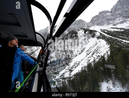 Grainau, Allemagne. Dec 21, 2018. Prenez le ski, qui a été Zugspitzbahn remis en fonctionnement, dans la direction du sommet. Au cours d'un exercice de routine à l'automne, un panier de récupération avait sonné sur l'une des deux cabines de téléphériques, entraînant des dommages à plusieurs millions et un moratoire de trois mois. Credit : Angelika Warmuth/dpa/Alamy Live News Banque D'Images