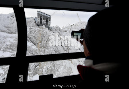 Grainau, Allemagne. Dec 21, 2018. Photographies d'un skieur de l'entrée de la station de montagne de la cabine de l'. Zugspitzbahn Au cours d'un exercice de routine à l'automne, un panier de récupération avait sonné sur l'une des deux cabines de téléphériques, entraînant des dommages à plusieurs millions et un moratoire de trois mois. Credit : Angelika Warmuth/dpa/Alamy Live News Banque D'Images