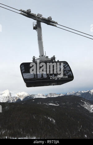 Grainau, Allemagne. Dec 21, 2018. La remise en service est Zugspitzbahn. Au cours d'un exercice de routine à l'automne, un panier de récupération avait sonné sur l'une des deux cabines de téléphériques, entraînant des dommages à plusieurs millions et un moratoire de trois mois. Credit : Angelika Warmuth/dpa/Alamy Live News Banque D'Images