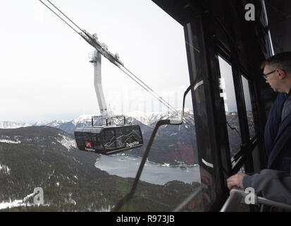 Grainau, Allemagne. Dec 21, 2018. Dans l'ascenseur, un skieur Zugspitze observe la cabine venant en sens inverse. Au cours d'un exercice de routine à l'automne, un panier de récupération avait sonné sur l'une des deux cabines de téléphériques, entraînant des dommages à plusieurs millions et un moratoire de trois mois. Credit : Angelika Warmuth/dpa/Alamy Live News Banque D'Images