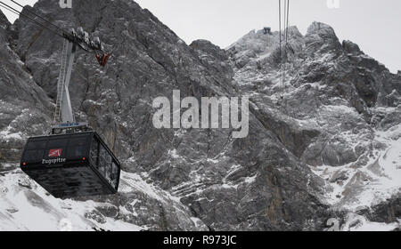 Grainau, Allemagne. Dec 21, 2018. Le, qui a été Zugspitzbahn remis en fonctionnement, se dirige vers le sommet. Au cours d'un exercice de routine à l'automne, un panier de récupération avait sonné sur l'une des deux cabines de téléphériques, entraînant des dommages à plusieurs millions et un moratoire de trois mois. Credit : Angelika Warmuth/dpa/Alamy Live News Banque D'Images