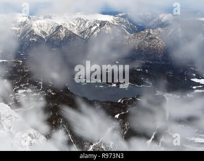 Grainau, Allemagne. Dec 21, 2018. À travers la glace des fleurs sur une fenêtre vous pouvez voir la et l'Ammergebirge Eibsee. Credit : Angelika Warmuth/dpa/Alamy Live News Banque D'Images