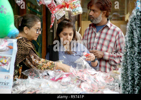 Effets personnels de Noël articles sont vendus dans le cadre de la cérémonie de célébration de Noël venant de l'avant, à Saddar domaine de Karachi le jeudi 20 décembre 2018. Banque D'Images