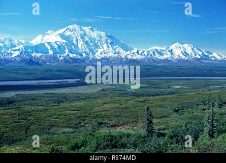 Mt McKinley vu près de l'étonnant lac sur une journée claire Banque D'Images