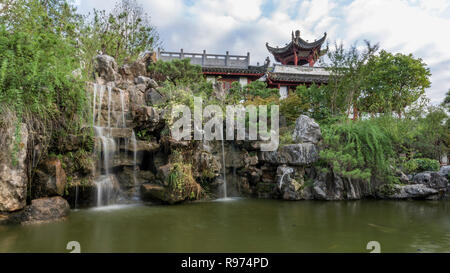 "Montagne et cascade de pierre'. Bao Family Garden, Tanagyue, Shexian, Chine Banque D'Images