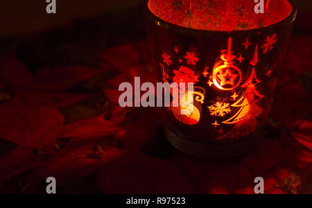 Bougeoir de Noël avec une lueur rouge holdiay, représente des scènes de l'hiver et la neige par la flamme à l'intérieur. Banque D'Images