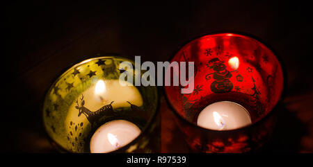 Bougeoir de Noël avec une lueur rouge holdiay, représente des scènes de l'hiver et la neige par la flamme à l'intérieur. Banque D'Images