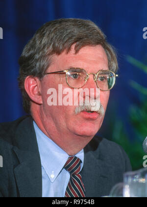 WASHINGTON, DC, USA - Février 1996 : John Bolton, président de la National Policy Forum. Banque D'Images