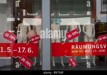 07.06.2017, Reutlingen, Bade-Wurtemberg, Allemagne, Europe - un magasin de vêtements de la publicité avec des remises et rabais pour une braderie. Banque D'Images