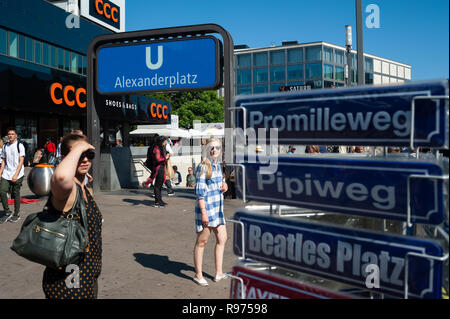 07.06.2018, Berlin, Allemagne, Europe - personnes à l'entrée de la station de métro de la place Alexanderplatz de Berlin Mitte. Banque D'Images