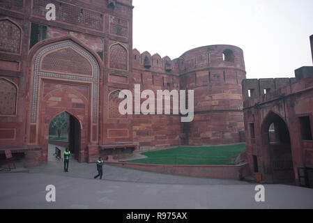 Une entrée intérieure du fort d'Agra a également demandé que le Fort Rouge avec des hauts murs faits de pierres rouges autrefois résidence de la dynastie moghole Banque D'Images