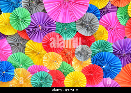 Pliage de papier coloré abstrait multicolore pour l'arrière plan. Banque D'Images